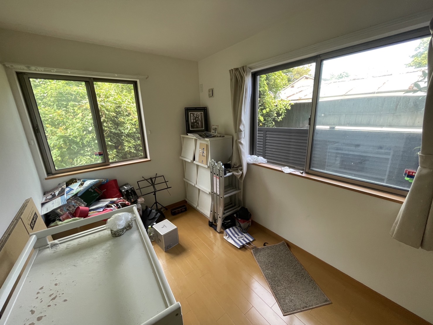 整理前の室内。書類や生活用品、家具が残っている状態