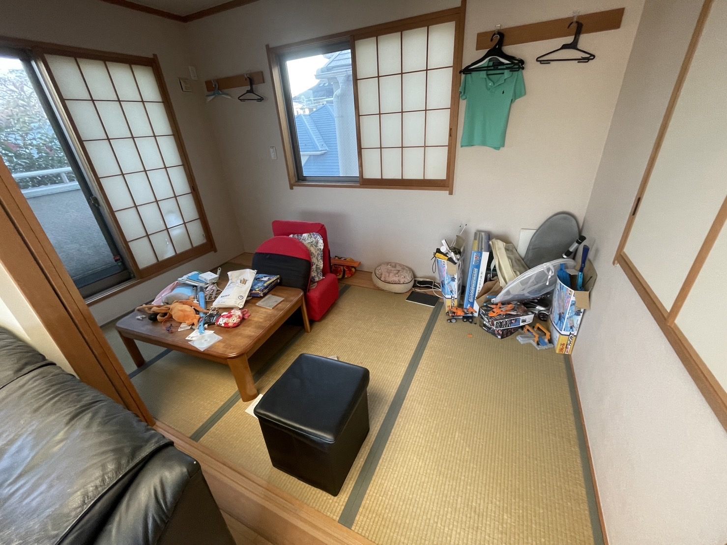 整理前の和室。生活用品や家具が残っている状態