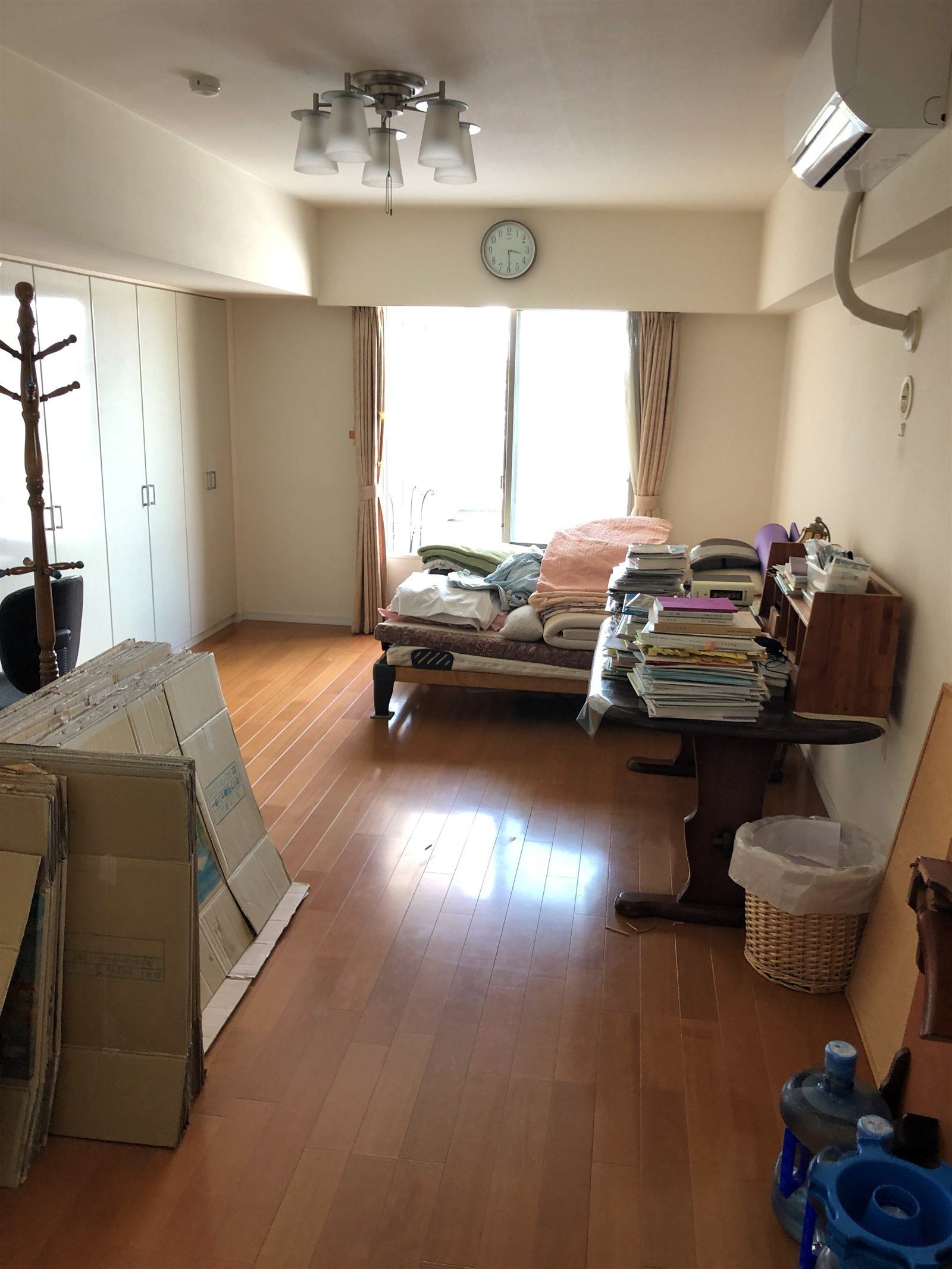 作業前、家財が多く残っている実家の室内の様子