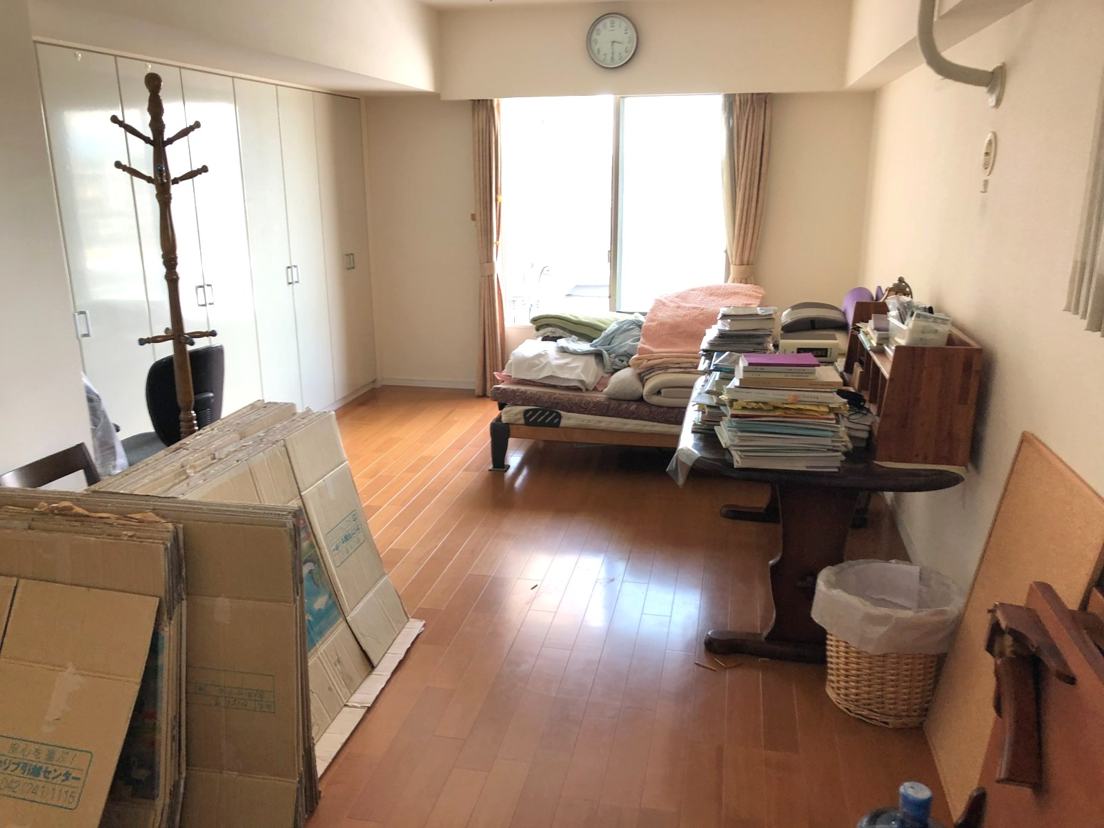 整理前の室内。布団や書類、家具が残っている状態